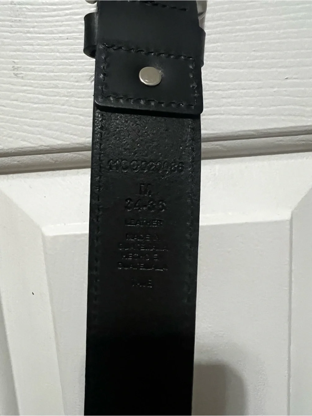Men’s Black Columbia belt. Silver buckle. Size 34-36. Leather. Like New.